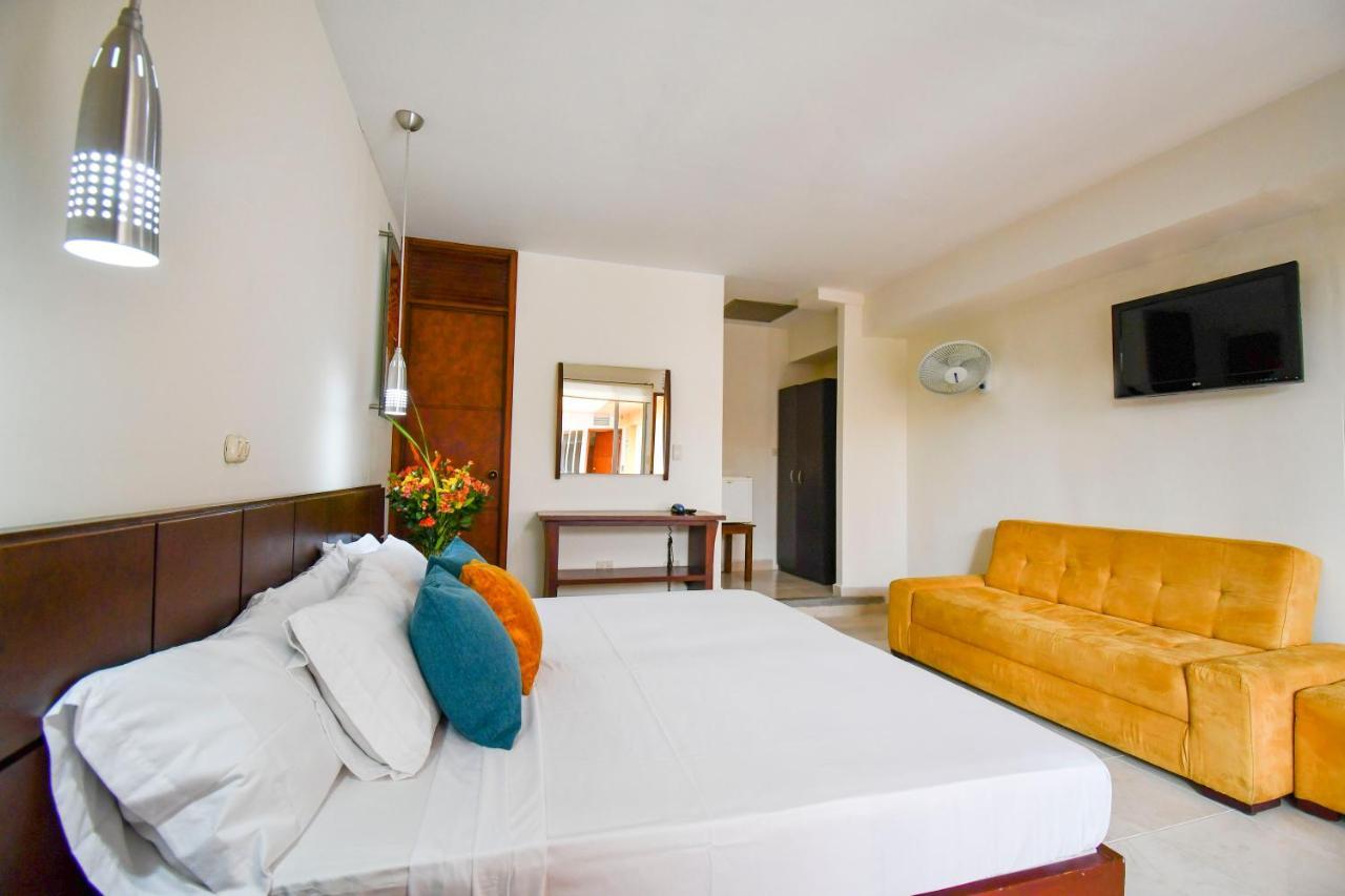 Hotel Monarca Armenia Екстер'єр фото