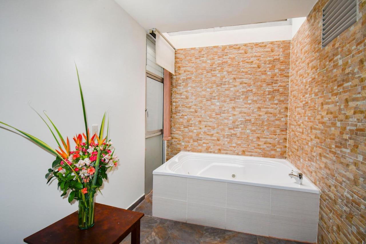 Hotel Monarca Armenia Екстер'єр фото
